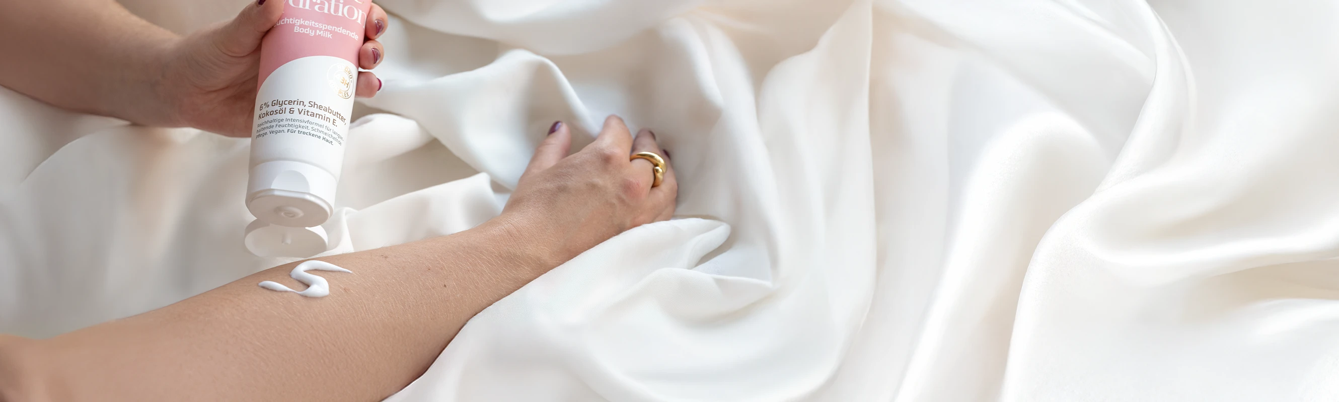 Bodylotion shea & supreme hydration wird aufgetragen.