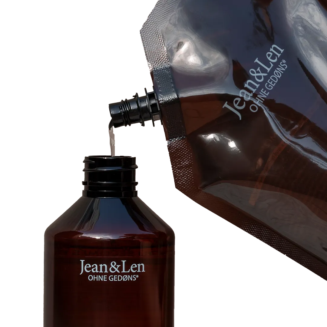 Jean&Len Nachfüllpack wird in braune Hotelspenderflasche umgefüllt