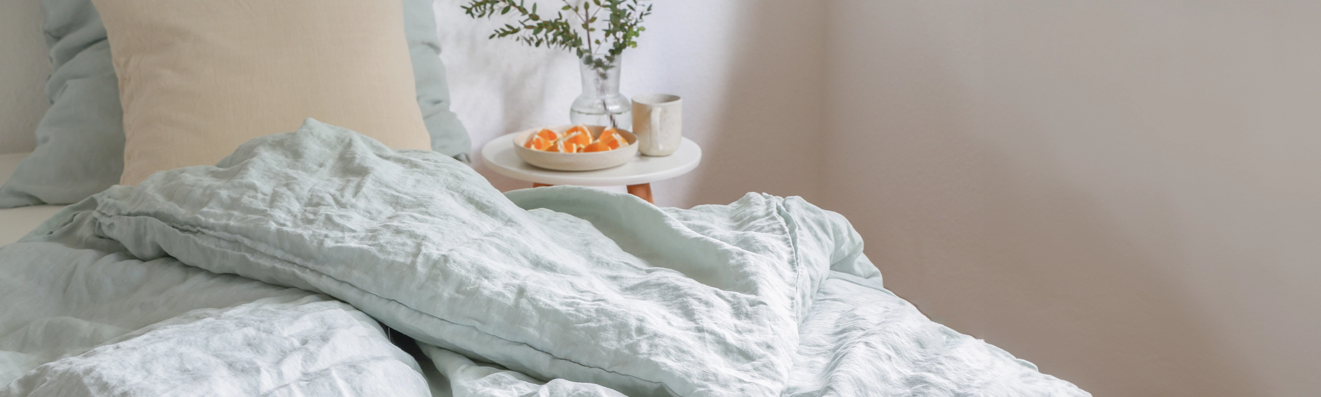 Salbeifarbene Leinenbettwäsche von JL Home.