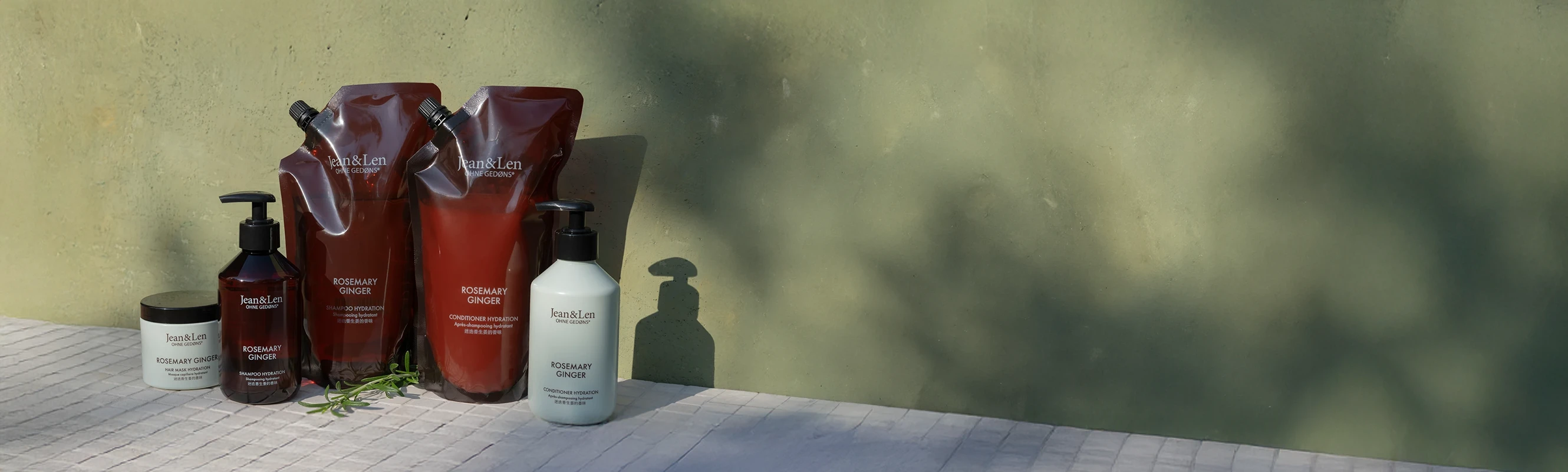 Jean&Len Rosemary Ginger Pflegeserie – Shampoo, Conditioner und Refill-Pouches auf hellem Untergrund